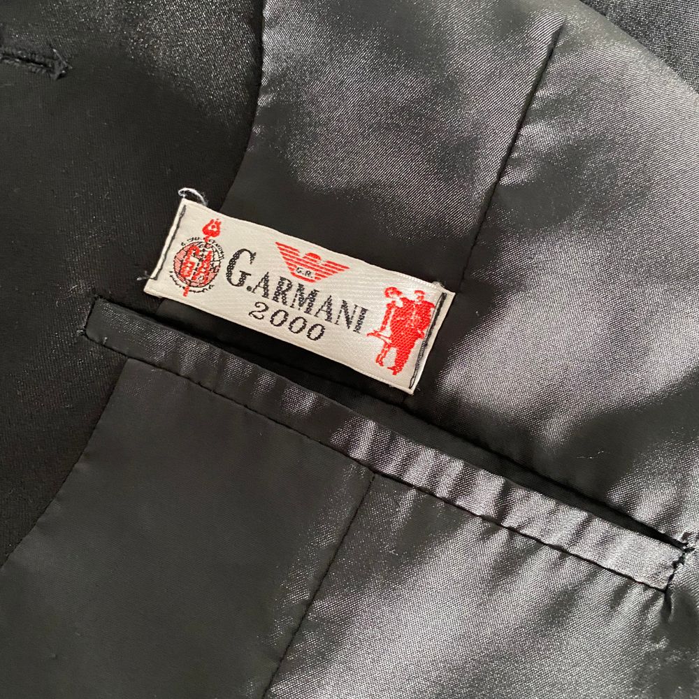 Otroligt fin figursydd & oversized svart blazer från Giorgio Armani. Jag är S-M och den sitter perfekt på mig! Frakt tillkommer för 45:-🖤. Jackor.