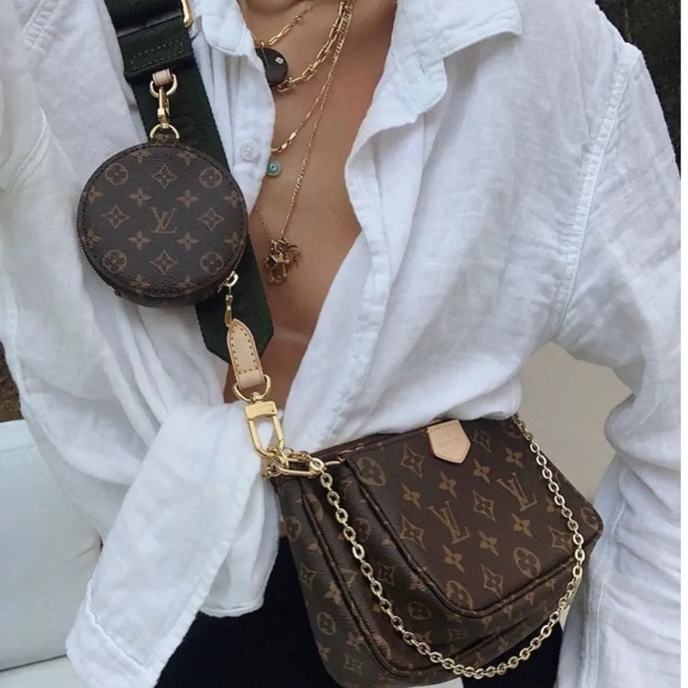 Säljer en trendig Louis Vuitton väska! Skriv privat för egna bilder❤️ fraktar den gärna till lite extra.                        Start bud: 400 —— BUD NU: 570💥 buda i kommentarerna/privat ❤️. Väskor.
