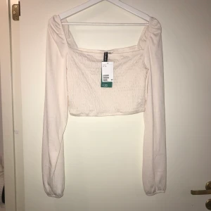 Vit topp - Superfin helt oanvänd topp från H&M med prislapp kvar! Storlek M, säljer pga för stor💓