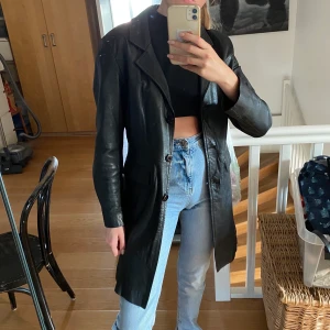 Skinnjacka ifrån Gönül - Köpt secondhand men har själv aldrig använt den. Mjukt äkta skinn. Lite oversized. Den hade axelvaddar men sprättade upp och tog bort dom, så mycket snyggare! Men orkade inte sy igen sömmarna dock så det är små hål innuti, skickar bilder privat isåfall.