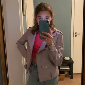 Skinnjacka - Säljer denna pastell lila skinnjacka från Zara, använd 2 ggr, nyskick. Det finns ett band där nere man kan ta av om man vill. Köptes flr 600kr och säljer för 299kr pris kan diskuteras!!!!!