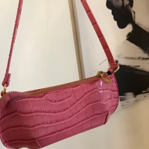 Axelväska från Asos - Superfin trendig väska från ASOS. Använd 1-2 ggr, som ny! Köparen står för frakt🌸💞