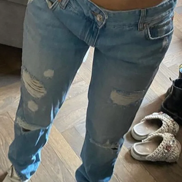 (Lånade bilder) Snygga jeans från Zara. Storlek 38 men sitter snyggt oversized på en 34 också!! Säljer för 200kr eller buda!💞. Jeans & Byxor.