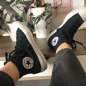 Converse - Hej! Jag säljer nu mina svarta converse. Dem är lite tjockare en originalet. Köpt för 499kr tror jag och säljer nu för 200kr. Jag har bara använt dem en vecka typ❤️