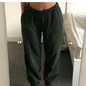 Brandy Melville mjukis byxor  - Säljer dessa mörk gröna mjukis byxor som jag köpte på plick men valt att sälja vidare, köpare står för frakt🤎 Buda🤍  förra säljaren är på sista bilden och hon var 167 cm. 