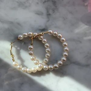 Pärlörhängen - Så himla fina örhängen med vita pärlor runt. Dessa är helt oanvända men säljer dem pga jag har ett par andra som är väldigt lika som jag brukar använda🥰