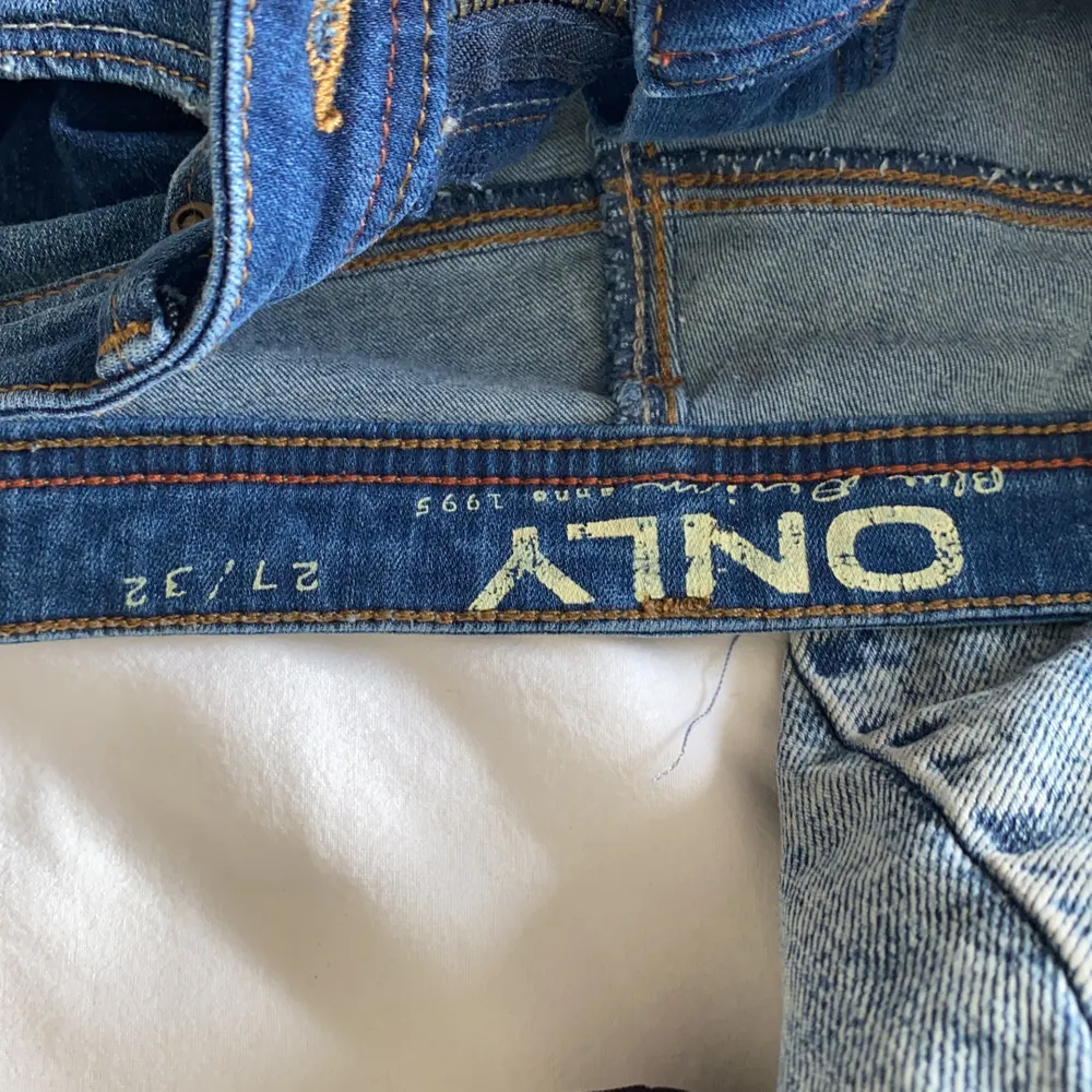 Jeans från only i storlek 27/32, skulle säga att de motsvarar S. Stretchigt material. Köpare står för frakt🥰. Jeans & Byxor.