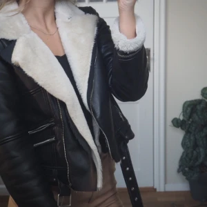 Skinnjacka - Skinnjacka från zara. Jätte mjuk inuti. Perfekt för hösten och vinter och vår. Inga slitningar. 