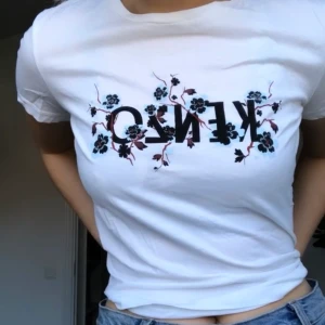 kenzo tshirt - Vit kenzo t-shirt i storlek Large men passar som en medium. Har en liten fläck ovanför loggan (bild 3) men inget man tänker på. ❤️