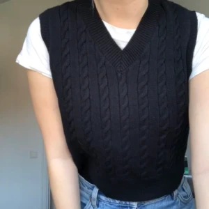 svart väst - Svart väst perfekt till hösten! I storlek large sö sitter lite oversized 🦋 Buda i kommentarerna, slutar onsdagkväll! 