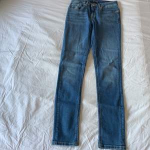 Skinny jeans från Tommy Hilfiger köpta på Kidsbrandstore. Säljer pga för små. Perfekt skick, knappt använda
