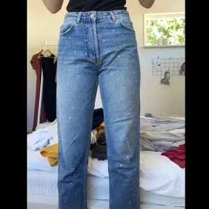 Jeans med pärlor - Såååå snygga!! Men har ett par andra byxor som nästan är likadana, därför blir blir det nästan aldrig någon användning för dessa:((( I väldigt fint skick!💙💙💙