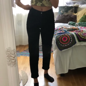 Svarta Manchester byxor - Ett par jättefina svarta Manchester byxor ifrån Bikbok💗 köpte för ett tag sedan,använda 5-8 gånger. Säljer pga att jag tycker de är för korta på mig (ca 7 cm över ankeln jag är 164/165) 