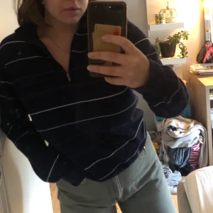 Vintage tröja - Marinblå något tjockare sweatshirt med 1/4 dragkedja. Storlek S herr. Jag har normalt M. 