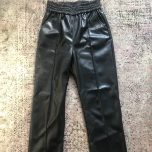 Skinnbyxor  - Skinnbyxor från Hm, ej äkta skinn, ganska lösa och lite kortare 