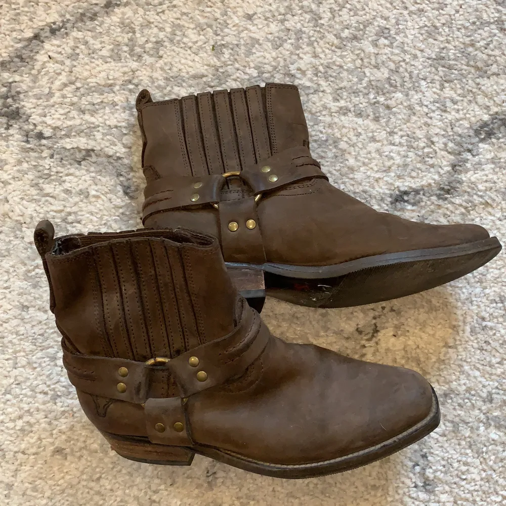 Sjukt snygga cowboy boots som tyvärr inte kommer till användning 😭 ordinarie pris 1500kr . Skor.