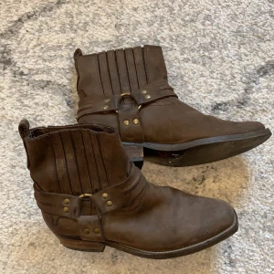 Cowboys boots  - Sjukt snygga cowboy boots som tyvärr inte kommer till användning 😭 ordinarie pris 1500kr 