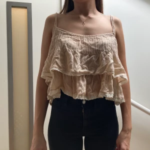 Linne med volang  - Fint beiget linne från Zara med fina detaljer i strl S. Använt en eller två gånger 🌷 