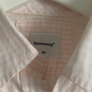 Boomerang skjorta - Säljer denna superfina skjortan ifrån märket Boomerang! I fint skick och utan några ”skador”, köpt för ca 1000kr. Ifall flera personer är intresserade så börjar budet på 200kr, köparen står för frakt och det är bara att skriva ifall du önskar fler bilder❤️
