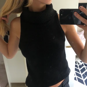 Stickad väst - Stickad väst med hög krage, köpt för längesen 