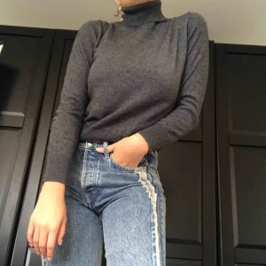  - En mörkgrå klassisk stickad polotröja🪐 super len och skön