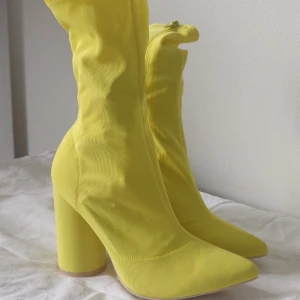 Klackskor från Nelly - Klackskor från Nelly med skaft som slutar ca. Mitt på vaden. Aldrig använda. Storlek 39 med en Klackhöjd på ca 11cm. 