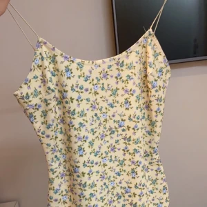 Klänning - Figurklänning från Nelly köpt för jättelänge sedan, i princip oanvänd! Frakt tillkommer