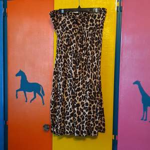 Leopard mönstrad kort klänning.