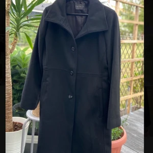 Esprit kappa  - Ny oanvänd kappa från esprit i strl L, ca 92 cm lång🙌 köparen står för frakt✨