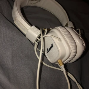 Marshall hörlurar - vita marshall hörlurar | ingen bluetooth | köpare står för frakt | använda ett fåtal gånger | bra ljud 💗