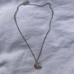 Halsband  - Halsband gjort med en tunn silverkedja och en katt och månberlock 🌙  Längsta längd: 50 cm  Kortaste längd: 40 cm  Pris: 69 kr  Frakt: 11 kr  Kontakta mig vid intresse!  Bör ej komma i kontakt med vatten! 