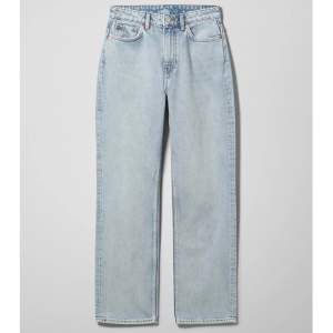 Weekday jeans i färgen morning blue. Modellen heter Voyage high straight jeans. 