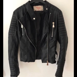 Chiquelle moto jacket - Superfin skinnjacka köpt från chiquelle för 800kr. Sparsamt använd kan räkna på fingrarna hur många gånger jag använt den alltså i väldigt fint skick. Storlek S. Frakt ligger på 66kr