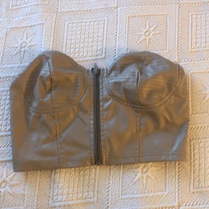 Fest topp - Säljs pågrund av att den sitter lite löst för mig. Skulle säga att den passar i stl S/M.