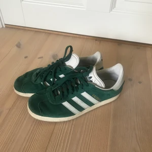 Adidas Gazelle - Säljer ett par gröna adidas gazelle i storlek 39 🌞