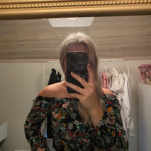 Blommig top - Söt off shoulder crop top från H&M. För liten för mig så den ska sitta lite lösare. 