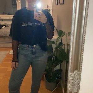 Nättopp från Gina tricot! - Nättopp från Gina tricot som passar jätte bra under t-shirts. Bara använd ett fåtal gånger så väldigt bra skick! Köparen står för frakt!💞