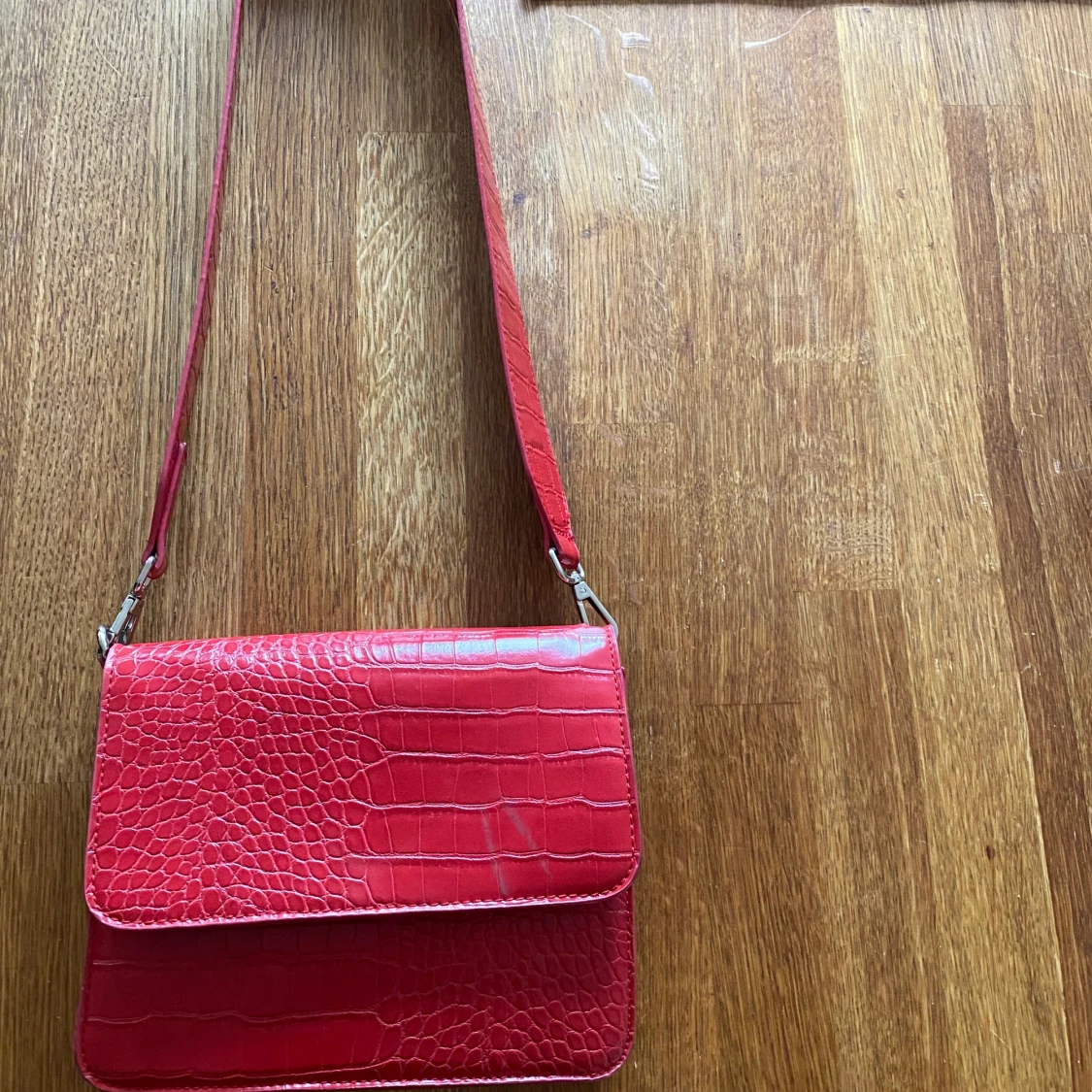 Röd väska i ormskinnsimitation - 90