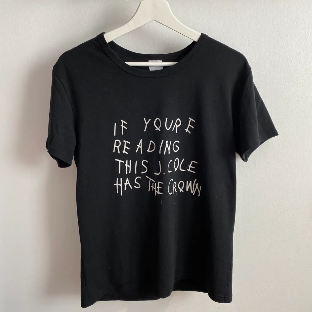 vintage t-shirt med tryck liknande drake’s album ”if you’re reading this you’re too late”, med j. cole. strl. M. T-shirts.