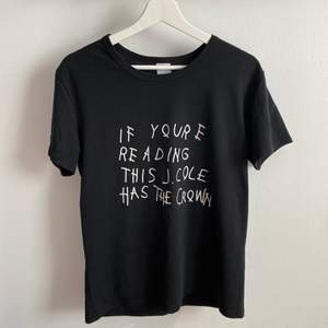 vintage t-shirt med tryck liknande drake’s album ”if you’re reading this you’re too late”, med j. cole. strl. M