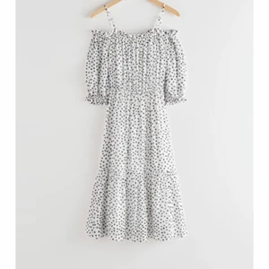 Klänning & other stories - Väldigt söt klänning från &other stories. Endast använt 1 gång. Storlek 34 men de är stora i storlekarna enligt mig.    Nypris:890 mitt pris: 300