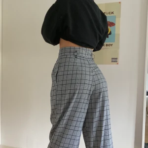 Asos rutiga byxor - rutiga jättesköna byxor från Asos! strl. 38