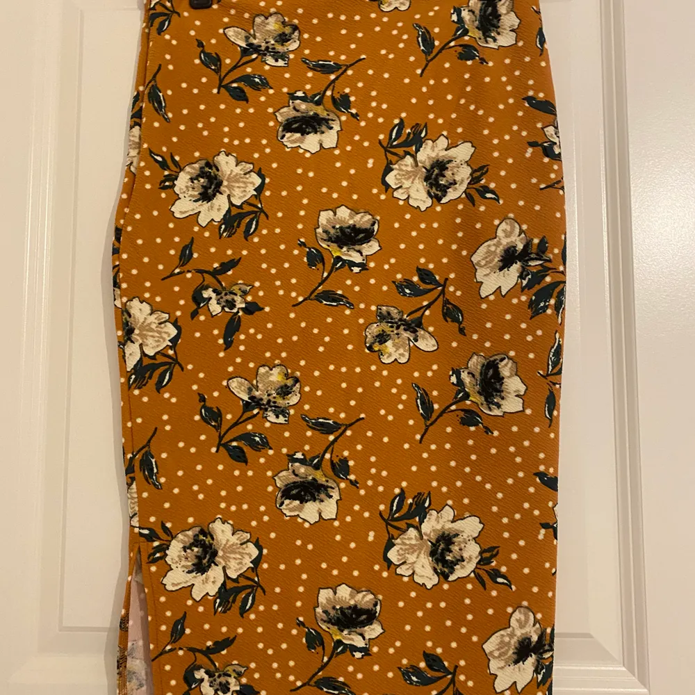 Säljer denna blommiga kjol med slits på höger sida i storlek 36. Frakt tillkommer. Kjolar.