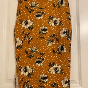 Säljer denna blommiga kjol med slits på höger sida i storlek 36. Frakt tillkommer