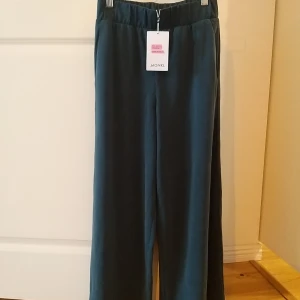 Trekvartsbyxor från Monki  - Aldrig använda. Lapp kvar. Super sköna. Bred resår. Mörkgröna.