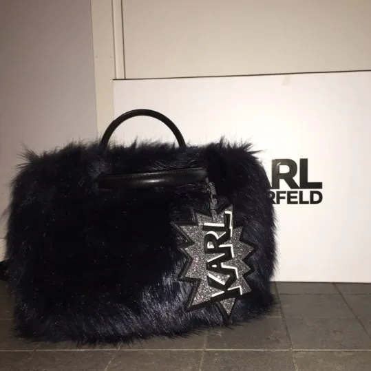 Super cool svart/blå fluffig väska från Karl Lagerfeld. Köpt för några år sen men använda max 10 gånger. Nypris: 2500 kr, har boxen o dustbagen kvar! . Väskor.