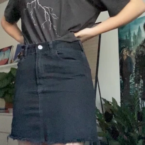 svart jeanskjol - jättefin svart jeanskjol med en ripped kant ifrån H&M i storlek 36, passar bäst på XS-S. har blivit använd ett fåtal gånger. köpte för 250kr och den är i fint skick. köparen står för frakt.