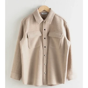 Skjortjacka i ull från stories - Säljer min skjortjacka från stories! Sen är sparsamt använd och i gottskick. Den är i storlek 40 och sitter lite oversized!  Möts gärna upp i Malmö, annars står köparen för frakt :)