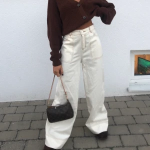 Jeans - Skitballa jeans från monki🤎 storlek 34! aldrig använda🤍🤍🤍✨✨