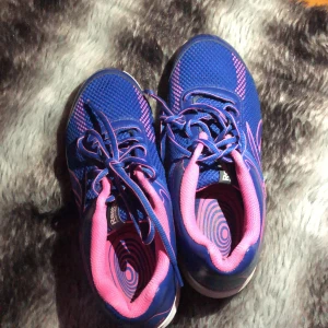 Reebok blåa sneakers  - Säljer ett par nästan helt oanvända Reebok sneakers. I jättefint skick. Inga repor eller synliga skador. Köparen står för frakt. Buda gärna i kommentarsfältet. Orginalpris 400 kr.